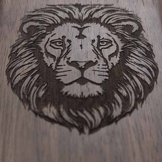 Löwe Holz Gravur