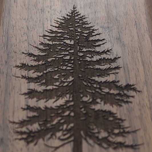 Tanne graviert in Nussbaumholz